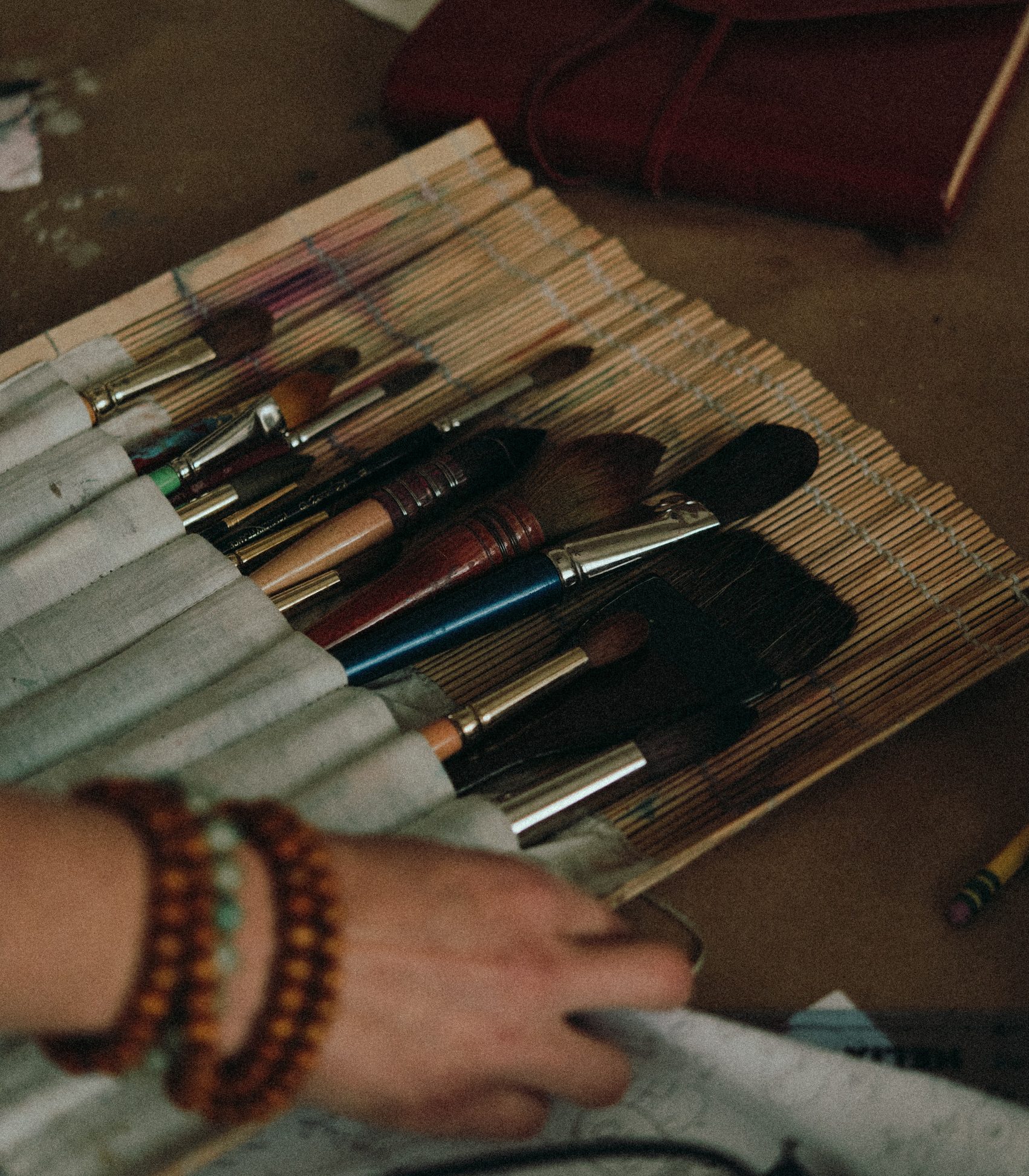a bunch of paintbrushes for art